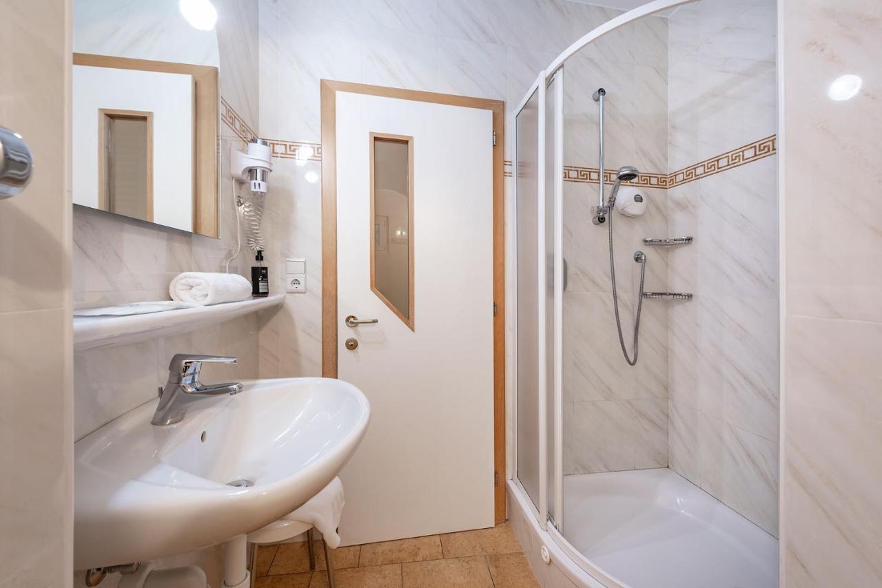 Hotel Weisse Lilie - B&B Rio di Pusteria Екстериор снимка