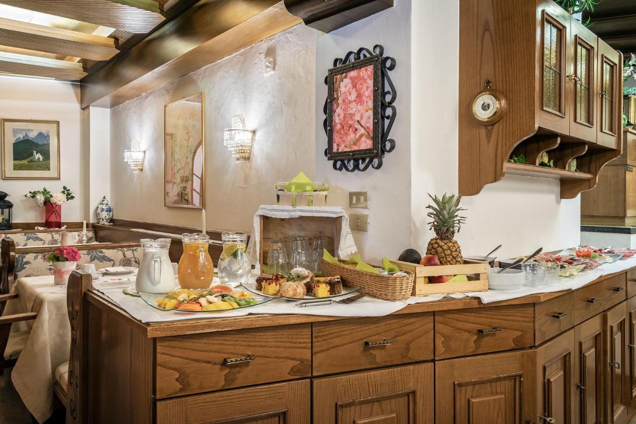 Hotel Weisse Lilie - B&B Rio di Pusteria Екстериор снимка