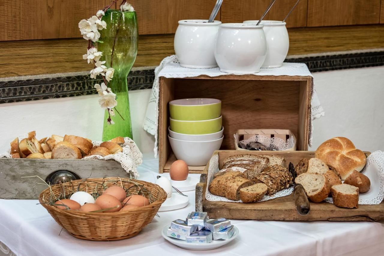 Hotel Weisse Lilie - B&B Rio di Pusteria Екстериор снимка