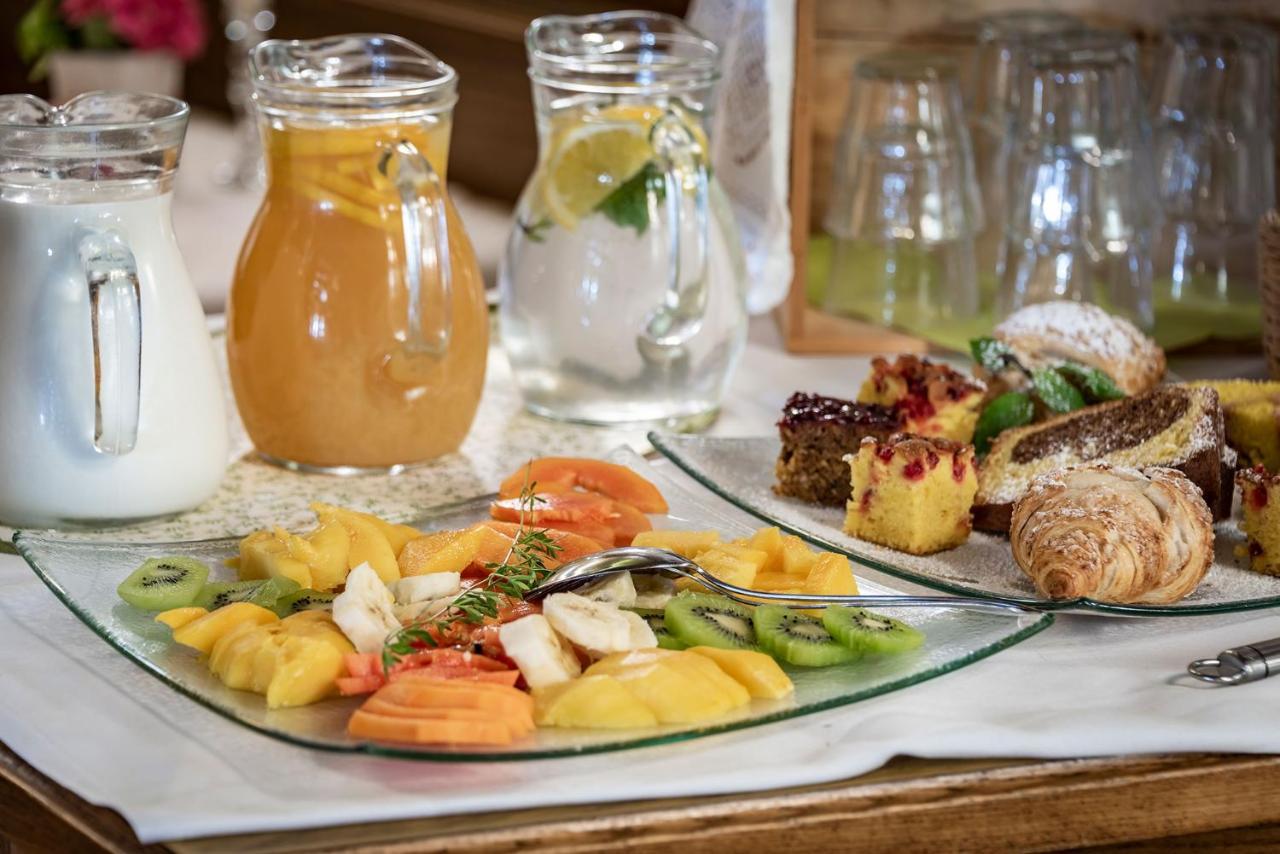 Hotel Weisse Lilie - B&B Rio di Pusteria Екстериор снимка