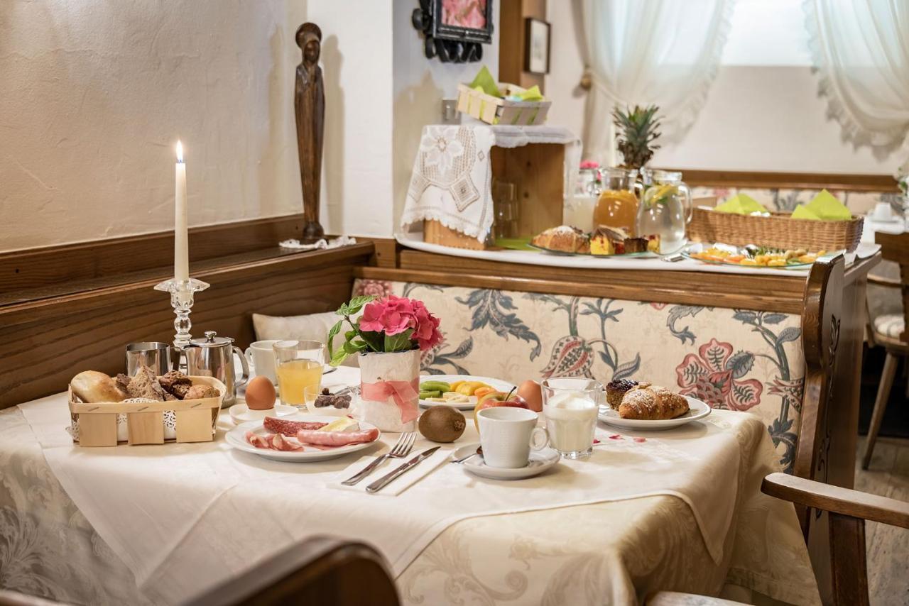 Hotel Weisse Lilie - B&B Rio di Pusteria Екстериор снимка