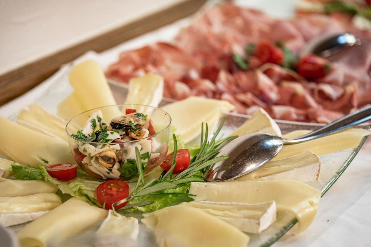 Hotel Weisse Lilie - B&B Rio di Pusteria Екстериор снимка