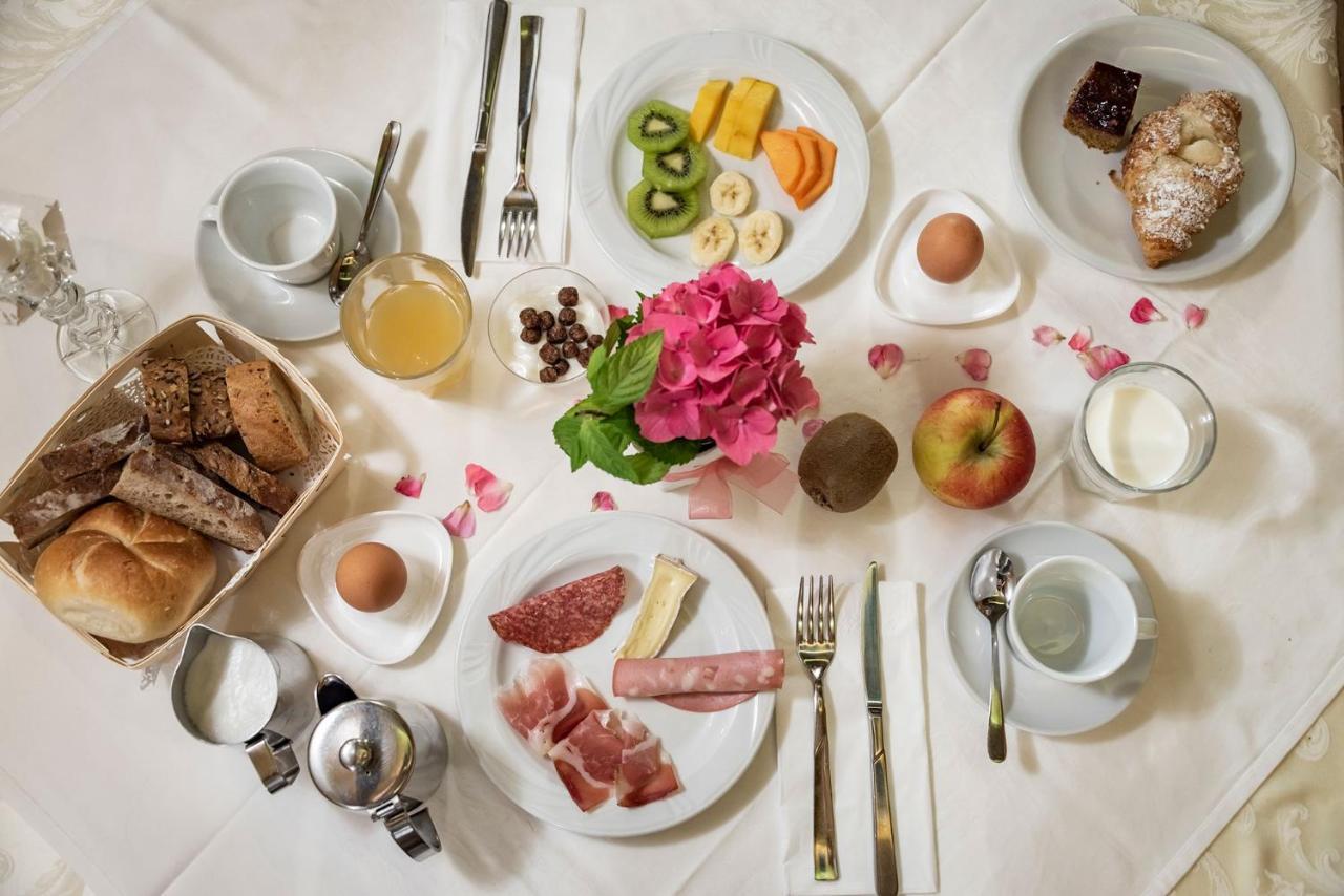 Hotel Weisse Lilie - B&B Rio di Pusteria Екстериор снимка