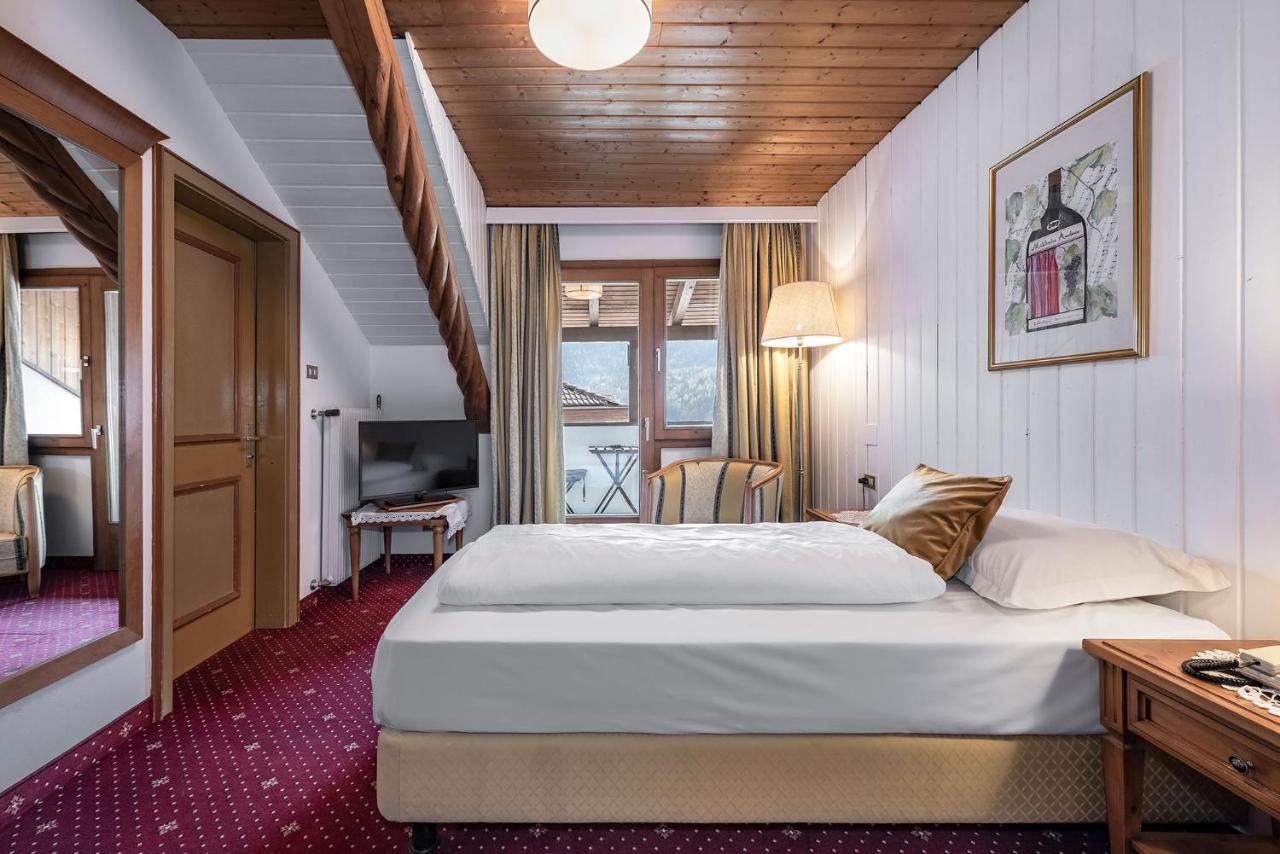 Hotel Weisse Lilie - B&B Rio di Pusteria Екстериор снимка