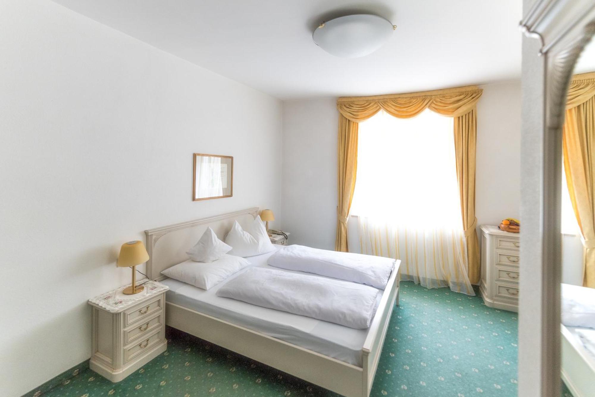 Hotel Weisse Lilie - B&B Rio di Pusteria Стая снимка
